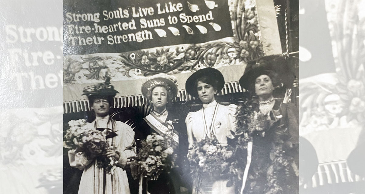 Freilassung der Suffragetten Maud Joachim, Elsie Howey, Vera Wentworth and Florence Haig, September 1908, empfangen mit Blumensträußen und Tapferkeitsmedaillen. Foto Women’s Library London School of Economics, TWL 2004.309