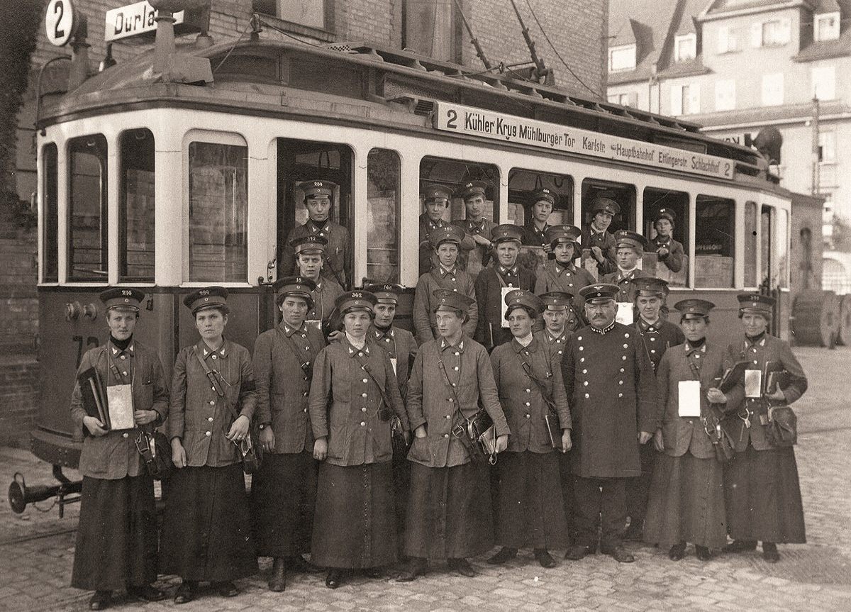 Karlsruhe im Jahr 1915: Frauen versehen den städtischen Dienst als Straßenbahnschaffnerinnen. Quelle: Stadtarchiv Karlsruhe, 8 PBS oVI 78