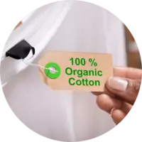 Symbolbild „Kleidung mit Schild '100% Organic Cotton'“. Foto: canva.com