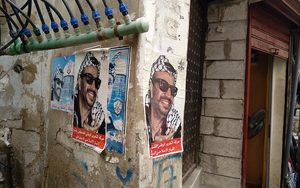 Fatah-Plakate im palästinensischen Flüchtlingslager Nahr el-Bared im Nord-Libanon mit einem Bild des jungen Jassir Arafat. 