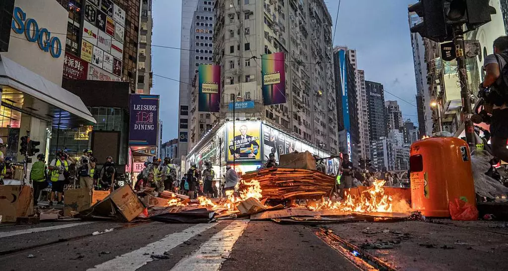 Oktober 2019: Demonstrierende haben im hongkonger Stadteil Causeway Bay eine Straßenblockade aus brennenden Kartonagen errichtet.