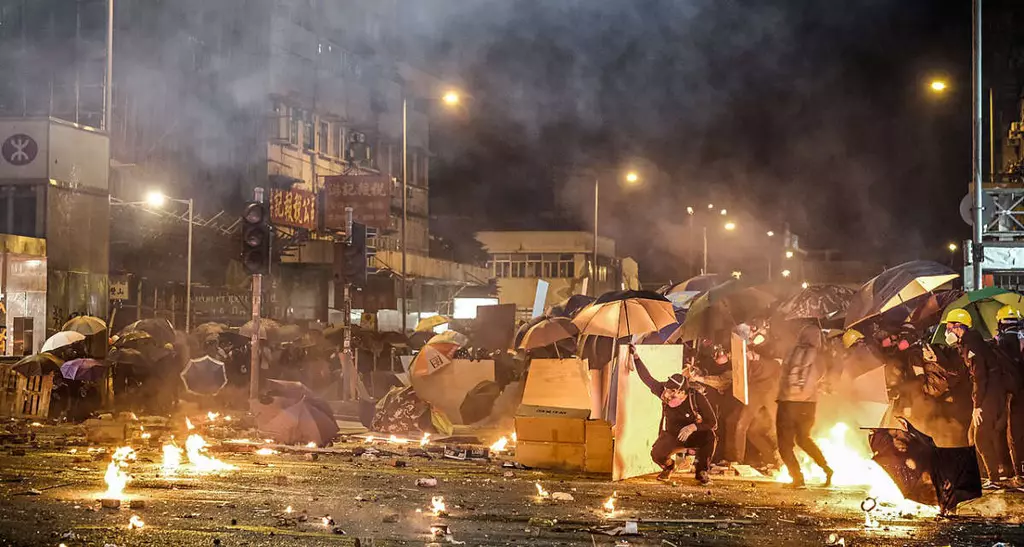 November 2019: Demonstrierende beim Versuch, eine Straßenblockade zu durchbrechen.