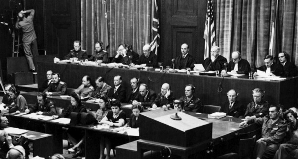 Das Tribunal während der Urteilsverkündung. Von links: Alexander F. Wolchkow und Iola T. Nikitschenko (UdSSR), Norman Birkett und der Vorsitzende des IMT, Geoffrey Lawrence (Großbritannien), Francis Biddle und John J. Parker (USA) sowie Henri Donnedieu de Vabres und Robert Falco (Frankreich). Foto: Museen Nürnberg / National Archives, College Park, MD, USA.