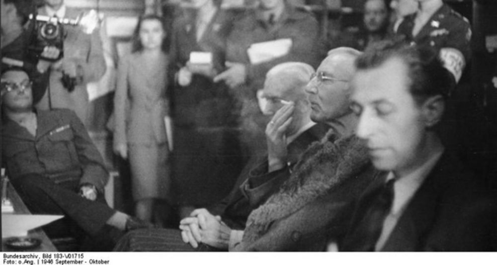 Die Angeklagten (von rechts) Hans Fritzsche, Hjalmar Schacht und Franz von Papen kurz nach ihrem Freispruch vor Pressevertretern. Foto: Bundesarchiv, Bild 183-V01715 / CC-BY-SA 3.0.