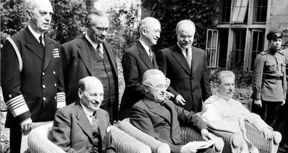 Konferenz von Potsdam, sitzend von links: Clement Attlee (Großbritannien), Harry Truman (USA), Josef Stalin (UdSSR). Stehend als dritter von links: US-Außenminister James F. Byrnes. Foto: picture alliance/dpa Nr. 45248122