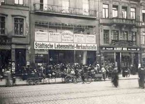 Die städtischen Verwaltungen richteten Lebensmittelverkaufsstellen zur Sicherstellung der Versorgung der Bevölkerung ein. Hier stehen Kunden Schlange vor der Lebensmittelverkaufsstelle in der Karlsruher Kaiserstraße. Quelle: Stadtarchiv Karlsruhe 8/PBS VI Nr. 253