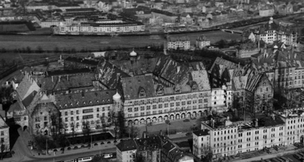 Luftaufnahme des Justizpalastes und des Gefängnisses, Ort der Nürnberger Prozesse. Foto: Harry S. Truman Library & Museum; public domain. 