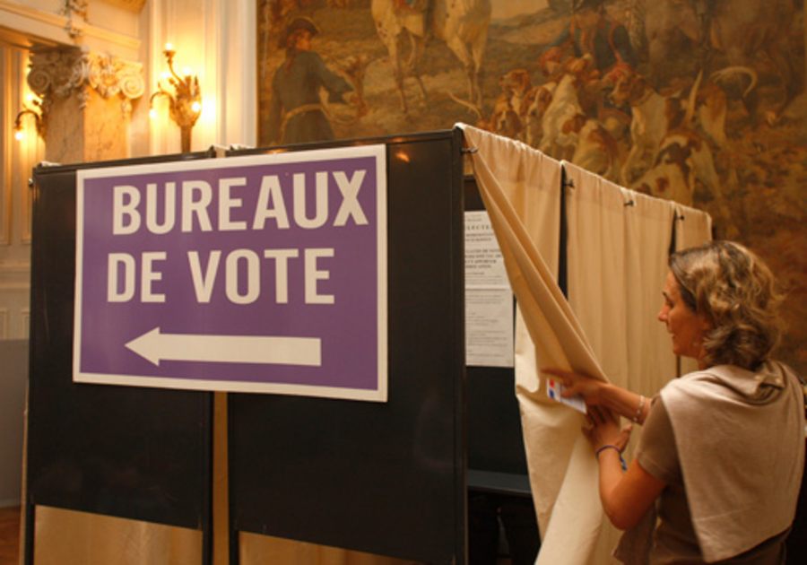 Wahlkabine in Frankreich (Bild: Franz. Außenministerium/Frédéric de La Mure)