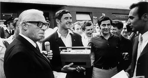 5. August 1970: Der 500 000ste „Gastarbeiter“ kommt nach Baden-Württemberg. Am Stuttgarter Hauptbahnhof wird er von einem Komitee empfangen. Als Begrüßungsgeschenk erhält er vom Präsidenten des Landesarbeitsamtes ein Transistorradio. Foto: Frank Eppler