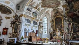 Blick auf Chorraum mit Fürstenloge in der Sigmaringer Stadtkirche.