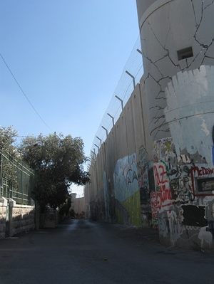 Die israelische Sperranlage mit Graffiti