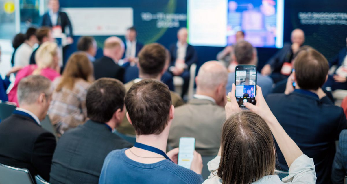 Symbolbild Veranstaltung. Podium mit Publikum. Foto: Adobe Stock | Anton Gvozdikov