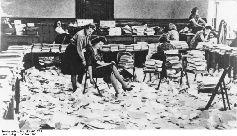 Das Büro für Druckschriftenherstellung nach dem Ende des ersten Nürnberger Prozesses gegen die Hauptkriegsverbrecher. Foto: Bundesarchiv, Bild 183-V00197-3 / CC-BY-SA 3.0.