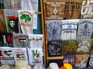 T-Shirts mit pro-palästinensischen und pro-israelischen Aufschriften und Symbolen. 