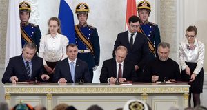 Die Unterzeichnung des Beitrittvertrags am 18. März 2014 - Vladimir Putin mit Vladimir Konstantinov, Sergey Aksyonov and Alexey Chaly | Wikipedia | Kremlin.ru | CC BY 4.0