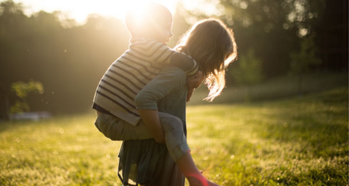 Zwei spielende Kinder. Foto: Jenn Evelyn Ann/Unsplash