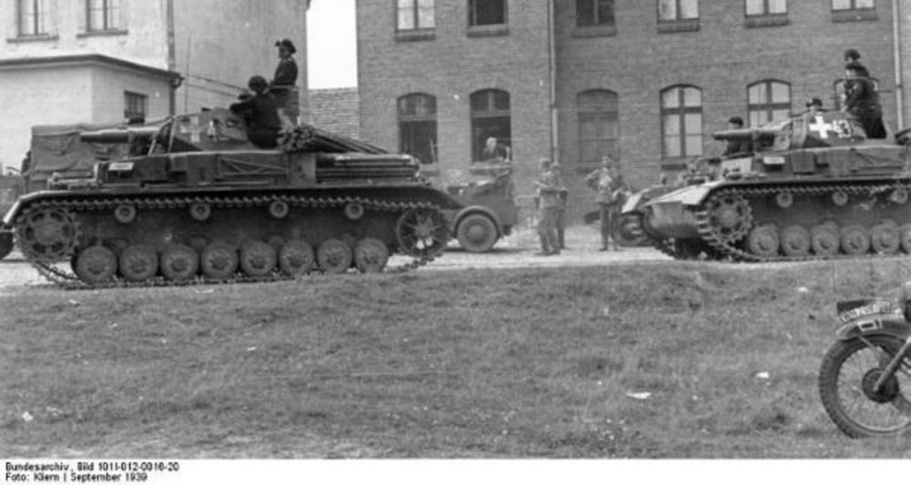 Kampfpanzer 1939 durch eine polnische Ortschaft fahrend. Foto: Bundesarchiv, Bild 101I-012-0016-20 / Kliem / CC-BY-SA 3.0.