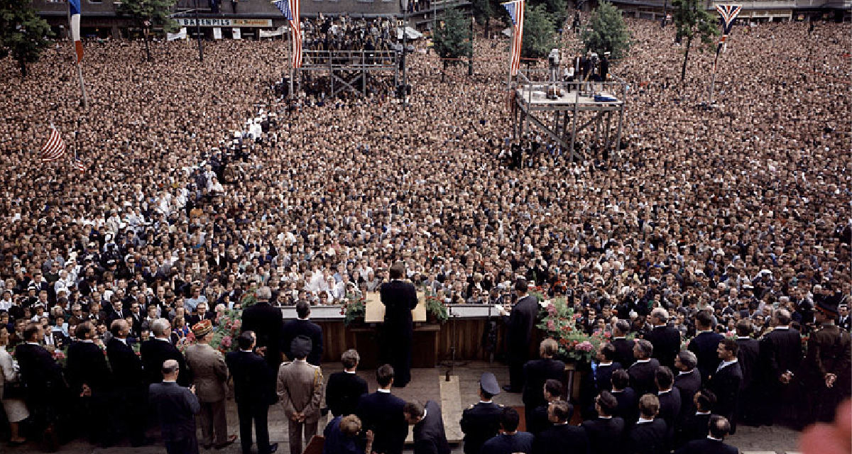 "Ich bin ein Berliner." Rede des US-Präsidenten Kennedy, 26. Juni 1963. Quelle: Wikipedia / Robert Knudsen, White House - The John F. Kennedy Presidential Library and Museum, Boston; Public Domain.