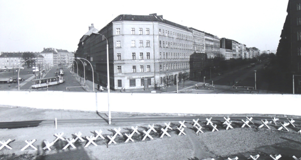 Grenzanlage Wedding/Prenzlauer Berg, 1973. Quelle: Wikimedia / Karl-Ludwig Lange. CC BY-SA 3.0.