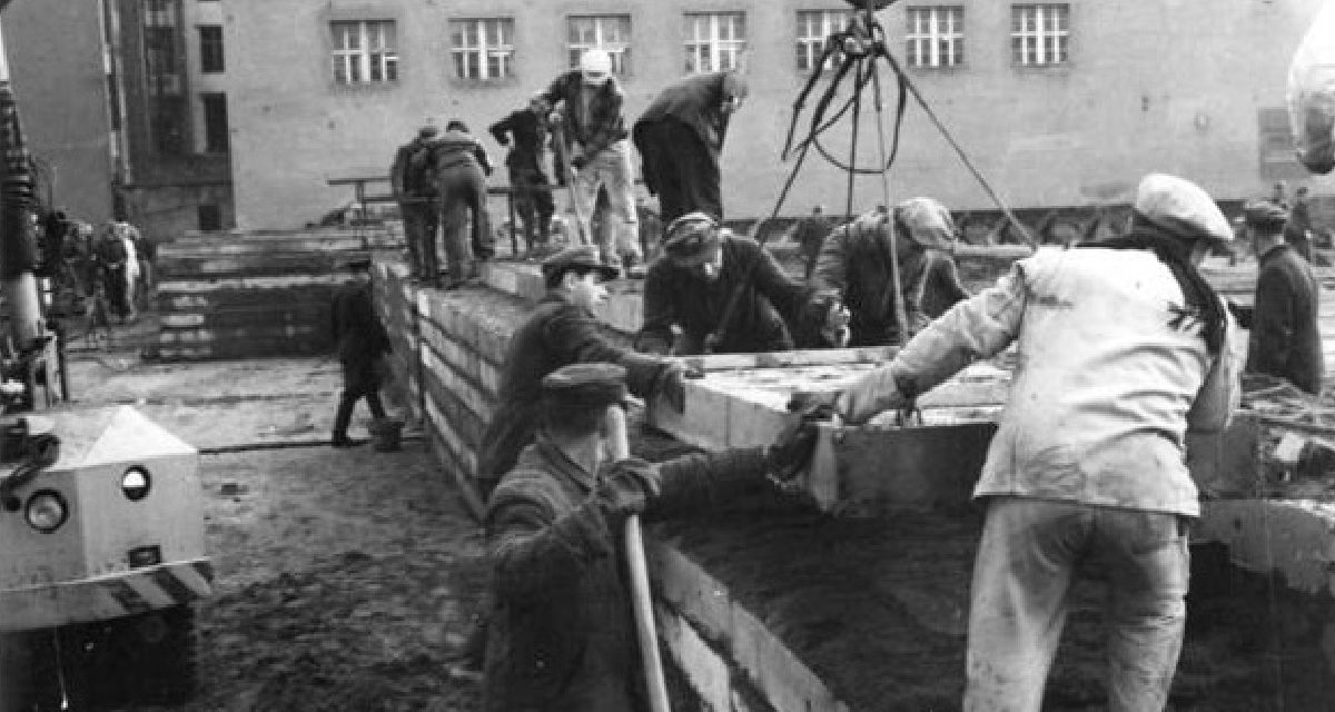 In der Nacht vom 3. zum 4.12.1961 wurde begonnen, an weiteren Abschnitten die Staatsgrenze der DDR zu Westberlin zu festigen. Quelle: Bundesarchiv, Bild 183-88574-0004 / Stöhr / CC-BY-SA 3.0.