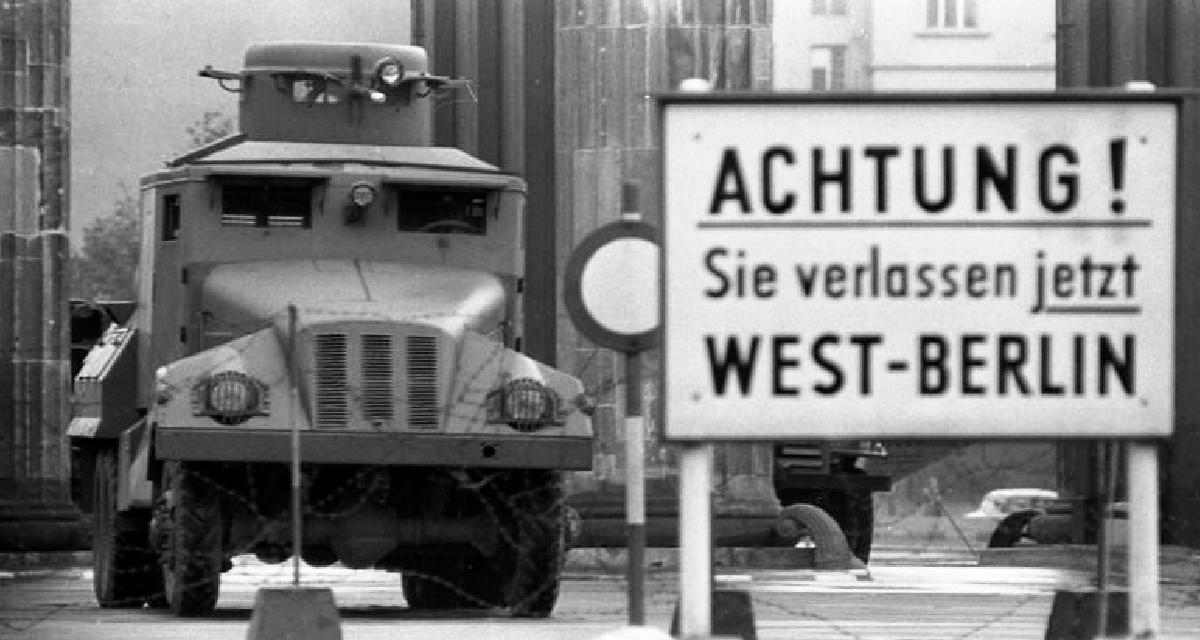 Wasserwerfer vor dem Brandenburger Tor in Berlin zur Zeit des Mauerbaus. Quelle: Bundesarchiv, Bild 173-1282 / Helmut J. Wolf / CC-BY-SA 3.0.