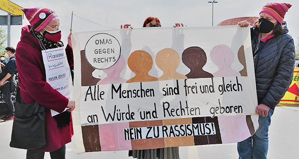 Plakat auf einer Demonstration gegen Rassismus und Polizeigewalt, 8. Mai 2021. Foto: wikimedia / 	Leonhard Lenz; CC0 1.0. 