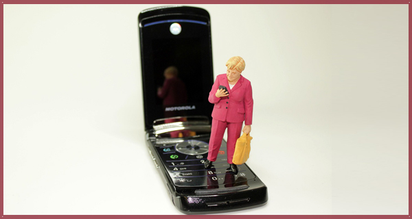 Kleine Figur von Angela Merkel steht auf einem Handy. Foto: Wilfried Pohnke, Pixabay (pixabay.com/de/photos/merkel-cdu-politiker-meinung-2968674)