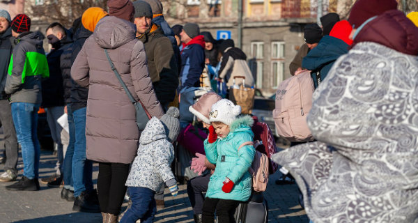 Flüchtlinge im polnischen Grenzort Przemyśl am 27. Februar 2022. Mirek Pruchnicki, Wikipedia, CC BY 2.0