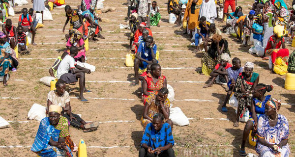 Südsudanesische Flüchtlinge beim „Social Distancing“, während sie auf eine Lebensmittelverteilung im Lager Kakuma in Kenia warten. © UNHCR/Samuel Otieno 