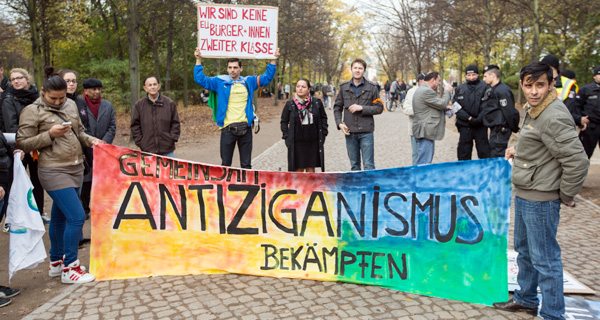 Protest gegen Verfolgung von Sinti und Roma in Berlin. Foto: picture alliance / dpa | Florian Schuh