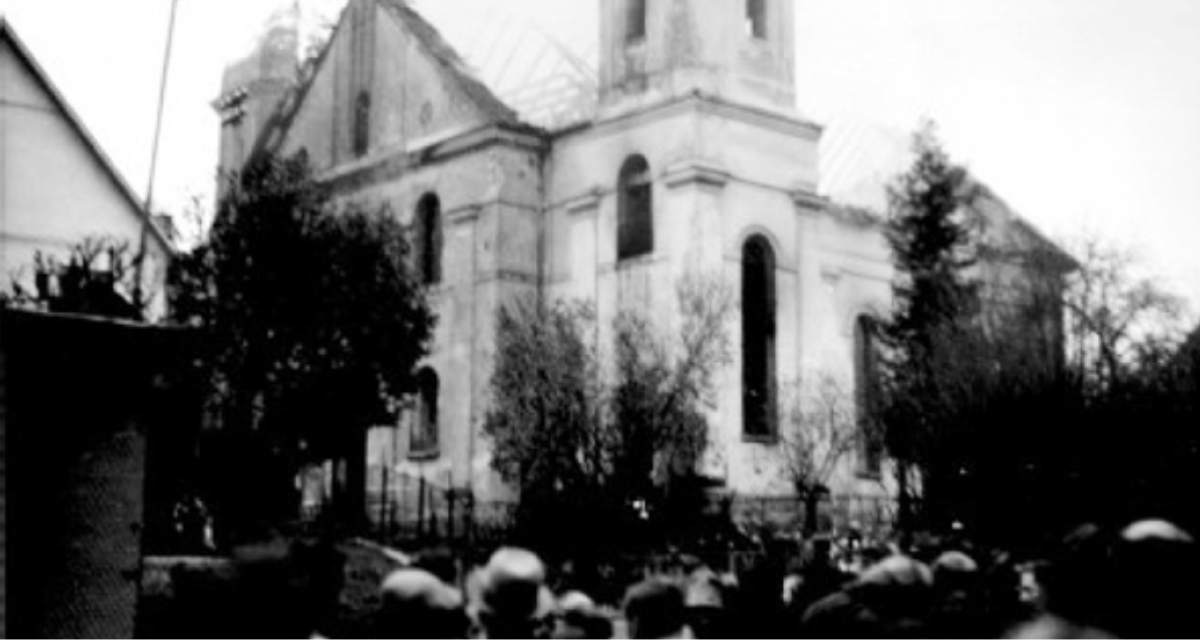 Synagoge Laupheim – mit Schaulustigen von außen. Foto: Museum zur Geschichte von Christen und Juden, Laupheim 