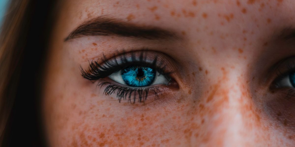 Frau mit blaueb Augen. Foto: Unsplash | Tommy van Kessel 