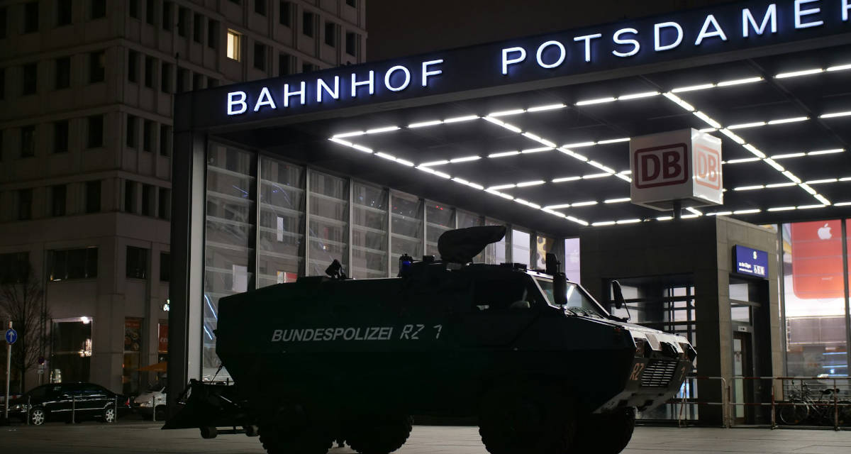 Polizeieinsatz vor dem Potsdamer Platz in Berlin. Foto: Julien Dumas, unsplash.com, xbHDYmDyE48