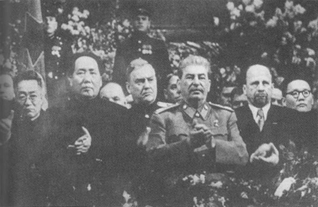 Mao Zedong und Josef Stalin auf einer öffentlichen Geburtstagsfeier des sowjetischen Diktators, 1949. Rechts im Bild: Walter Ulbrich, damals stellvertretender Vorsitzender im DDR-Ministerrat. 