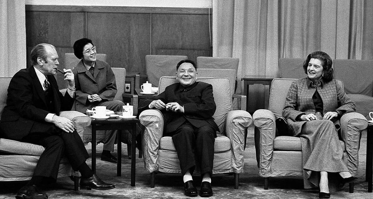 Deng Xiaoping mit US-Präsident Gerald Ford und der First Lady Betty Ford, 1975. 