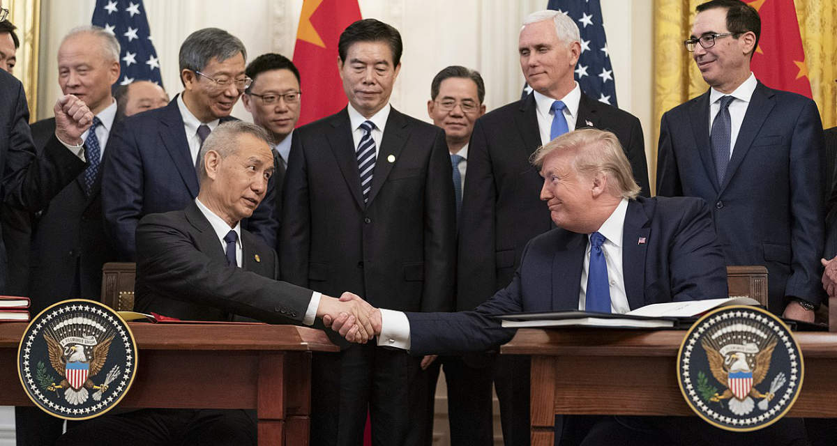 Zwischenzeitlich konnten sich China und die USA auf handelspolitische Rahmenbedingungen einigen. Diese Übereinkunft war allerdings nur von begrenzter Dauer. Auf dem Foto: Chinas Vize-Premierminister Liu He und Donald Trump nach Unterzeichnung des „Phase-One-Deals“.