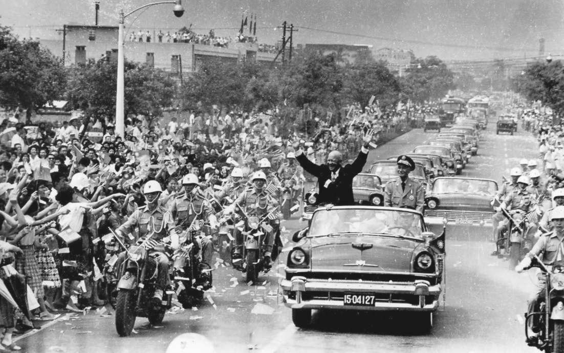 Chiang Kai-shek, Führer der Guomindang und bis 1975 Präsident von Taiwan (rechts), während eines Besuchs von US-Präsident Eisenhower im Jahr 1960. 