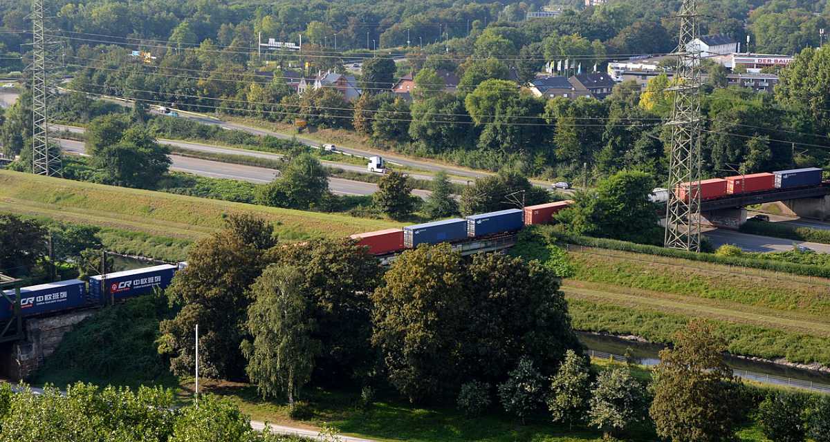 Auf dem Foto zu sehen: Ein Zug mit Containern der China Railway Express Co.