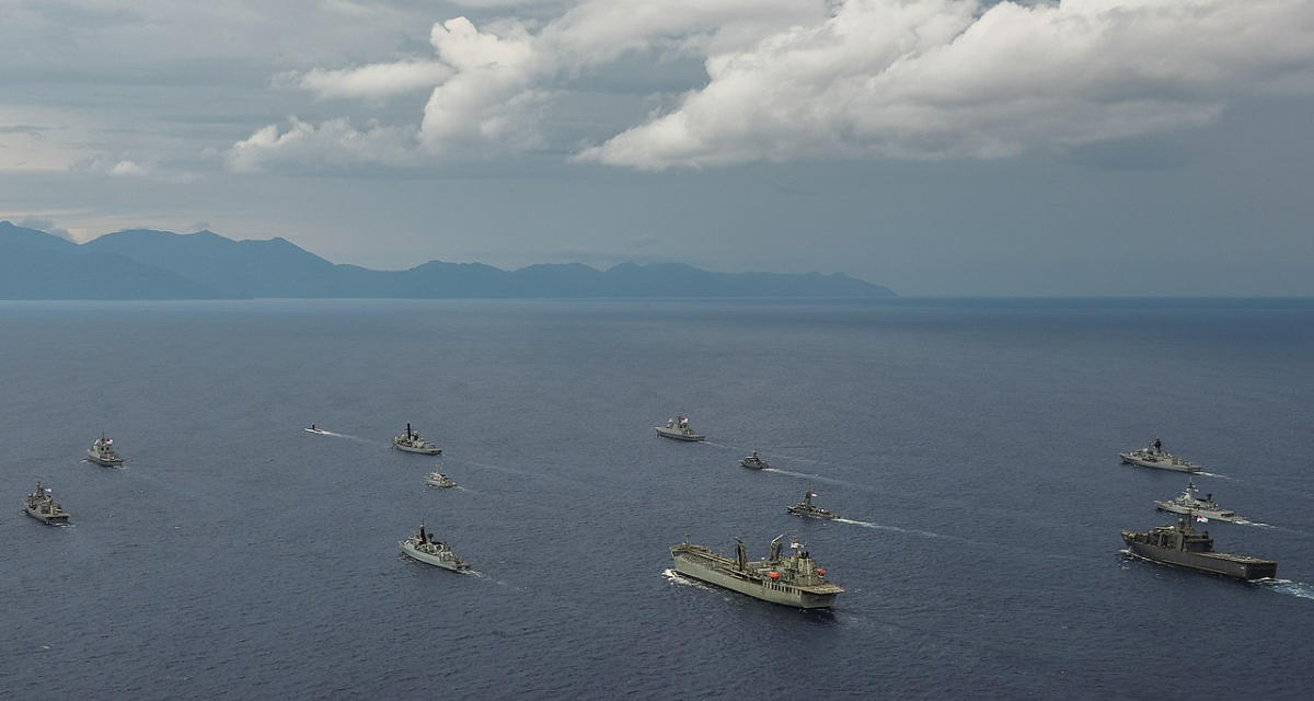 Kriegsschiffe bei einer gemeinsamen Militärübung von Großbritannien, Malaysia, Singapur, Australien und Neuseeland im Südchinesischen Meer, 2018.