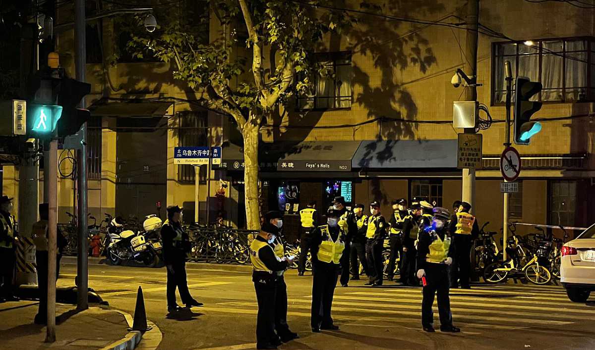 Sicherheitskräfte bewachen die Ürümqi-Straße in Shanghai nach der Auflösung der Proteste gegen die Covid-19-Maßnahmen der Regierung. 