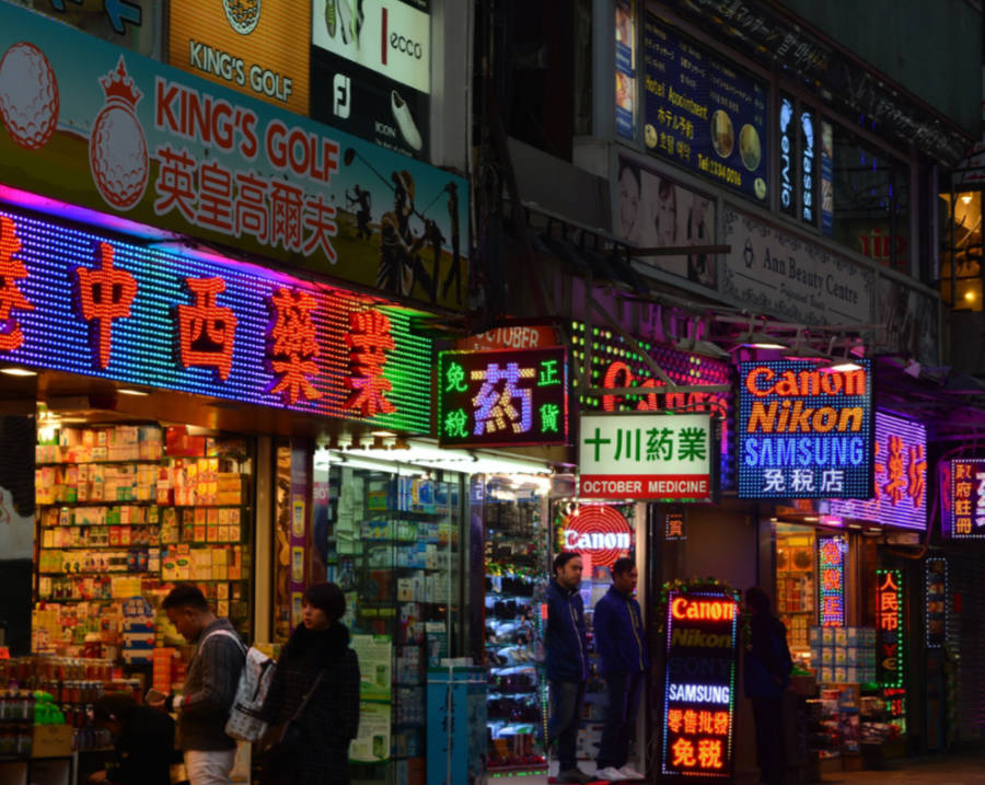  Straße in Hongkong mit zweisprachigen Reklameschildern.