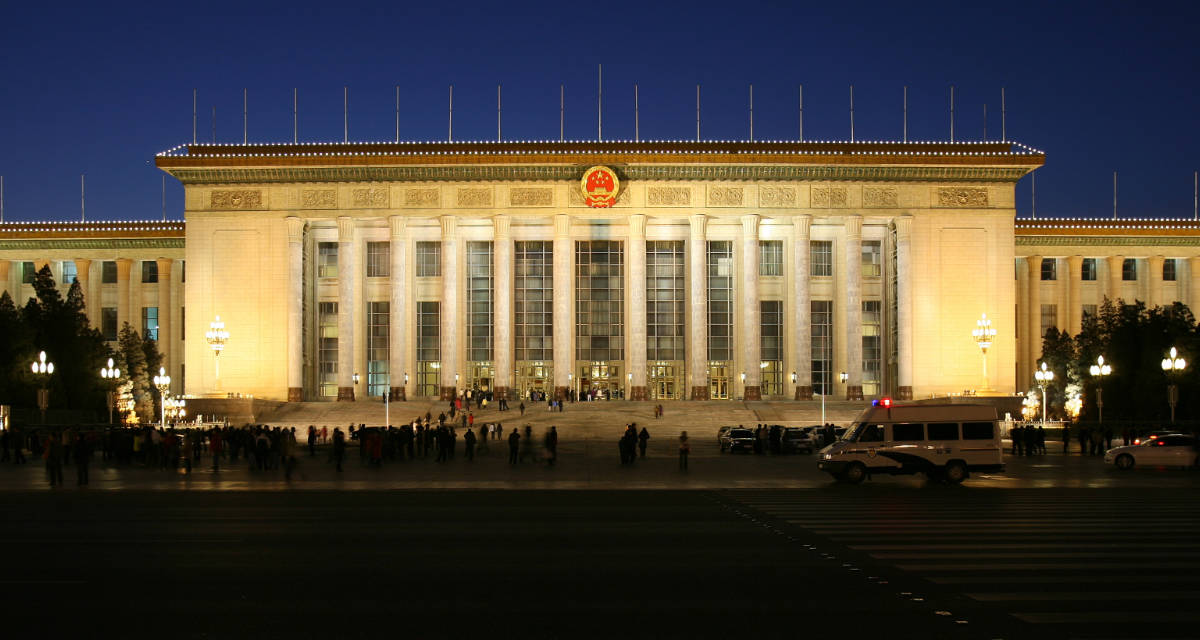 Gebäude des Nationalen Volkskongress bei Nacht. 