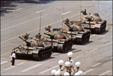 Ein unbewaffneter, öffentlich nicht bekannter Mann stellt sich während des Tiananmen-Massakers einem Panzerkonvoi in den Weg.