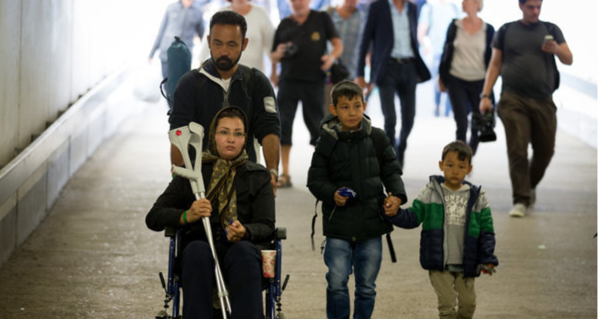 Ankunft von Flüchtlingen in Berlin-Schönefeld. Foto: Kay Nietfeld. picture alliance / dpa.