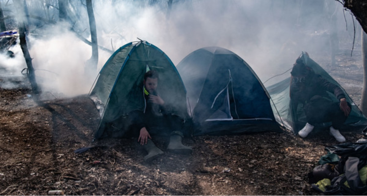 Ein Migrant sitzt in einem Zelt auf der türkischen Seite der Grenze. Die griechische Polizei versucht, mit Tränengas und Wasserwerfen die Migranten am Überqueren der Grenze zu hindern. 7.3.20. Foto: Yasin Akgul/dpa