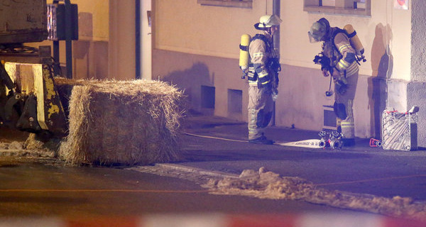 Einsatzkräfte sichern am 29.01.2016 vor einer Flüchtlingsunterkunft in Villingen-Schwenningen einen Tatort ab. Unbekannte hatten einen Anschlag mit einer Handgranate verübt. Foto: Marc Eich/dpa.