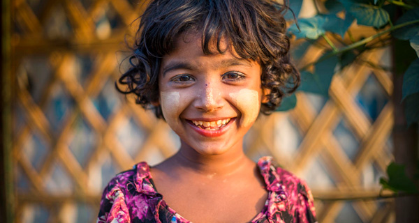 Ein junges Kind, ein Rohingya-Flüchtling, lebt im Exil in einer der größten Siedlungen der Welt, dem Flüchtlingslager Kutupalong im Südosten Bangladeschs, 2018. Quelle: UNHCR / Roger Arnold.