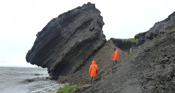 AWI-Permafrostexperten untersuchen die erodierende Küste auf der sibirischen Insel Sobo-Sise im östlichen Lena-Delta. Foto: AWI/Guido Grosse.