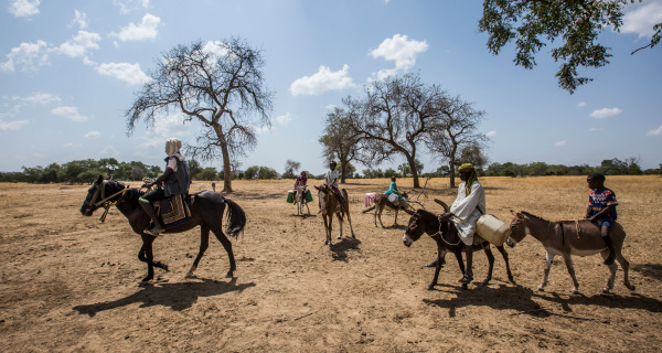 Sudanesische Flüchtlingskinder beim Wasser holen. Foto: © UNHCR/Oualid Khelifi