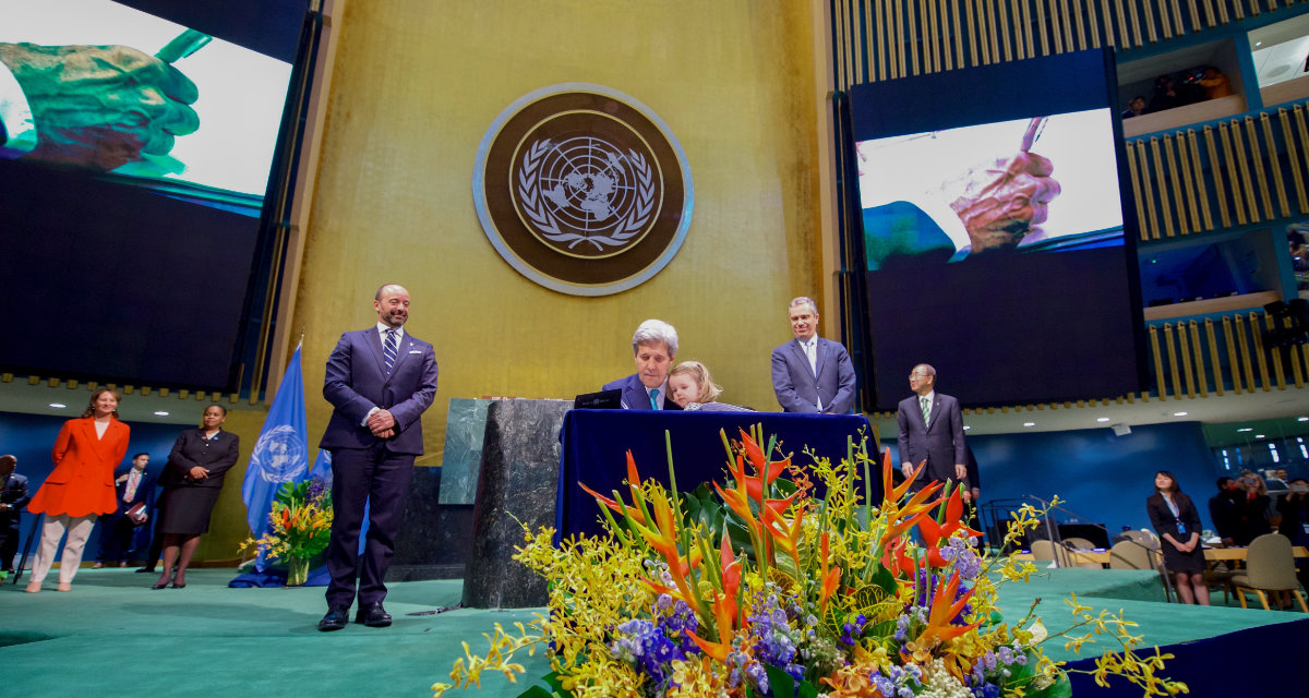 Symbolische Unterzeichnung des Pariser Klimaabkommens am Tag der Erde am 22. April 2016 durch US-Außenminister John Kerry mit seiner Enkelin in der UN-Generalversammlung in New York.